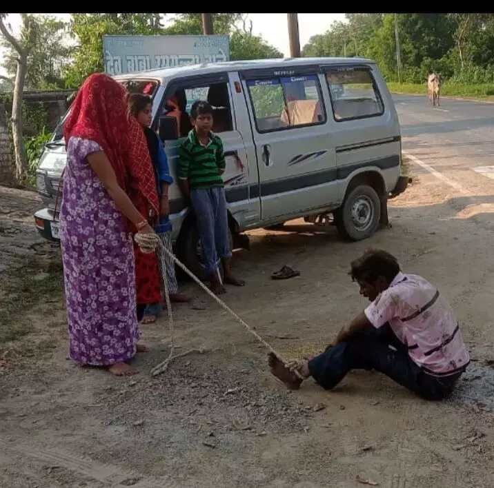 Block Mahewa market wife beat up the drunken husband by tying him on the road photo viral on social media