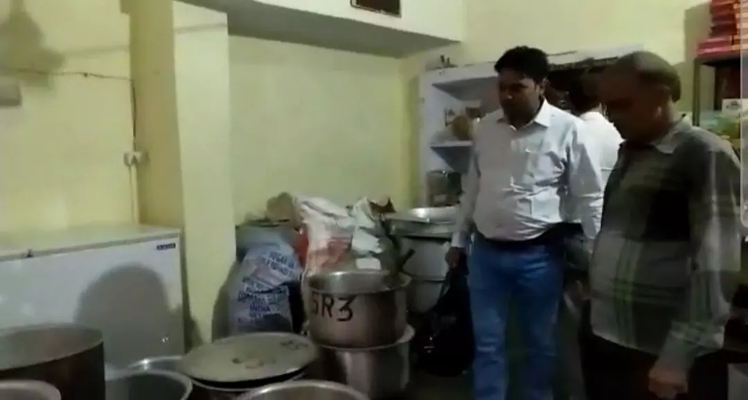Bulandshahr News: दीपावली से पहले खाद्य विभाग की छापेमारी, डेढ़ दर्जन से अधिक मिठाइयों के लिए सैंपल