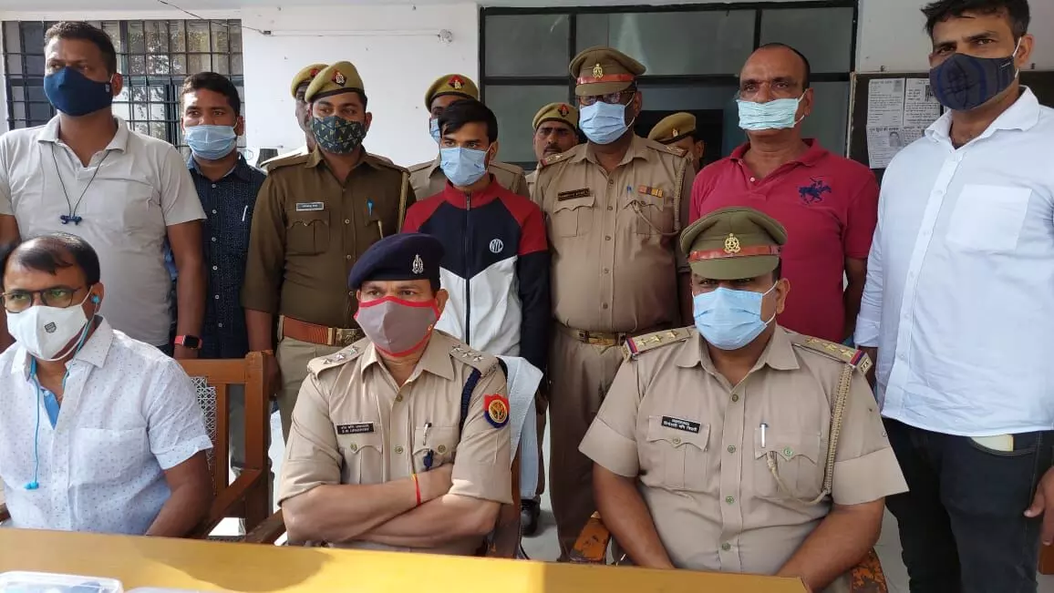 SOG team and Haraiya police arrested fake inspector on NH 28 highway