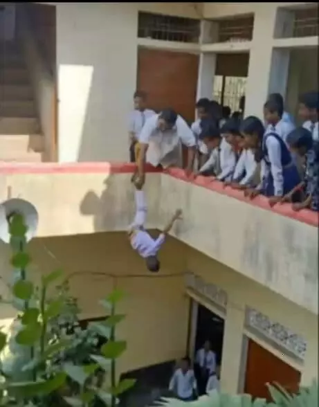 Mirzapur में छात्र को उल्टा लटकाया पहली मंजिल से, वह बिलखता रहा, लेकिन निर्दयी प्रिंसिपल को फर्क नहीं पड़ा