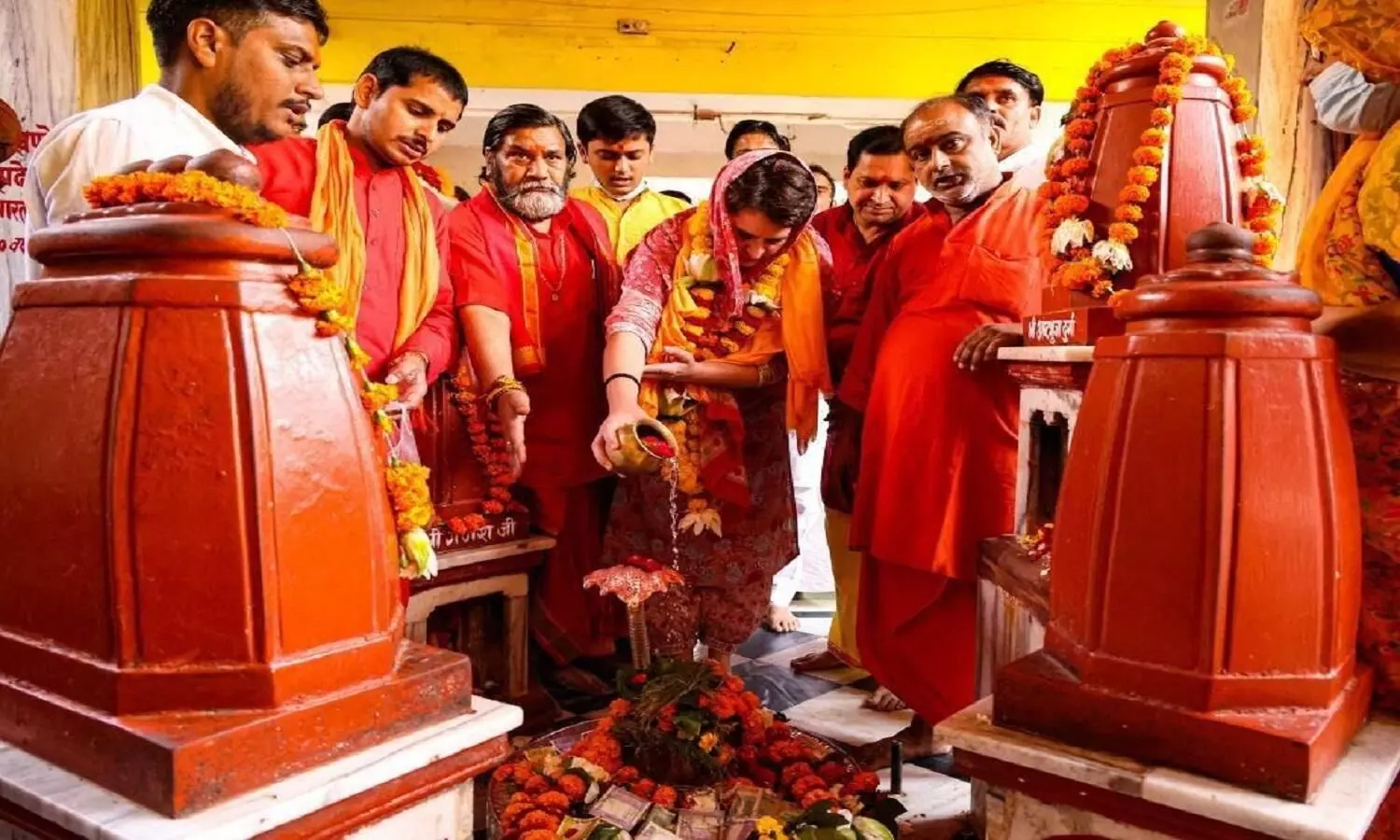 ललितपुर में प्रियंका गांधी ने मां पितांबरा देवी के दर पर टेका माथा