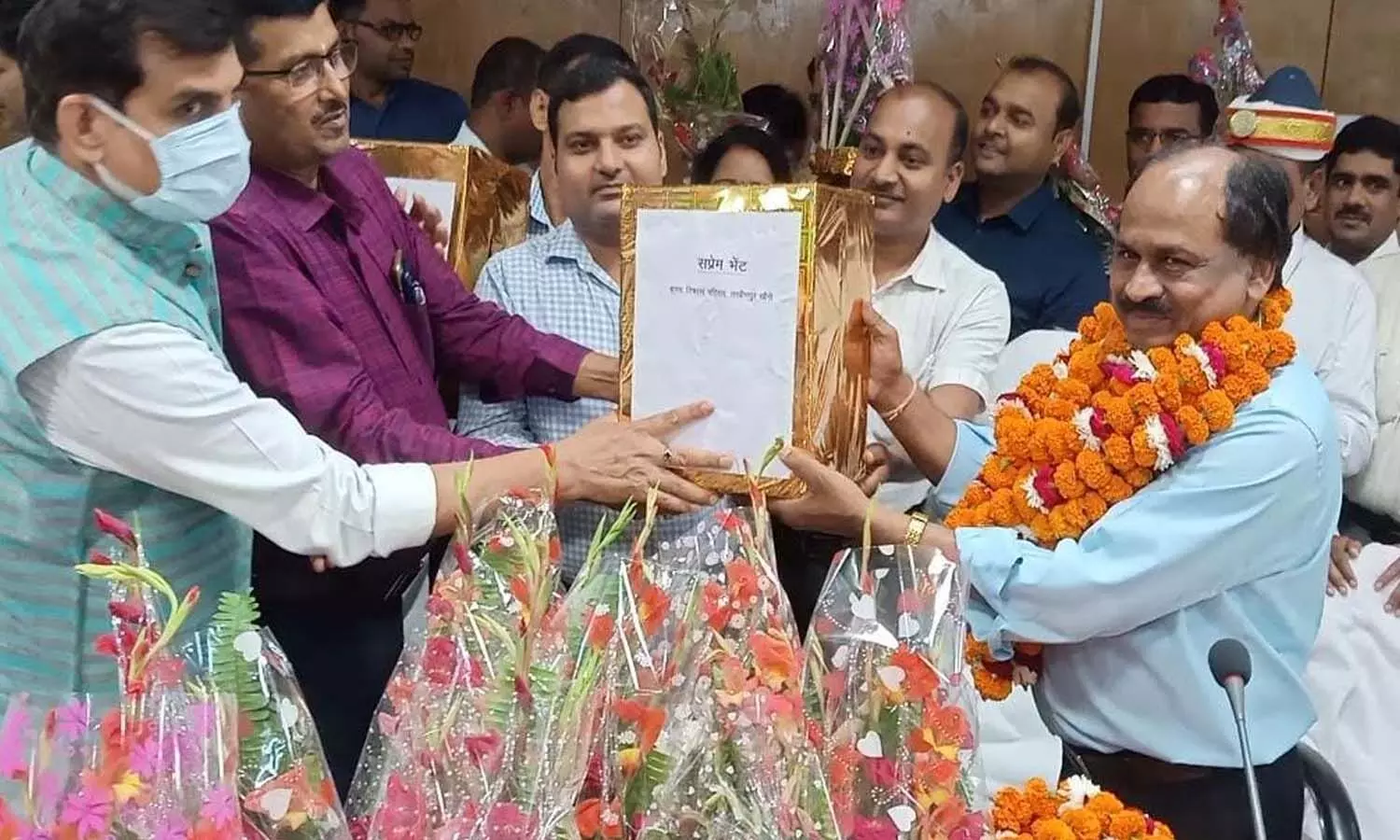 Officers and employees bid farewell to District Magistrate Arvind Kumar Chaurasia