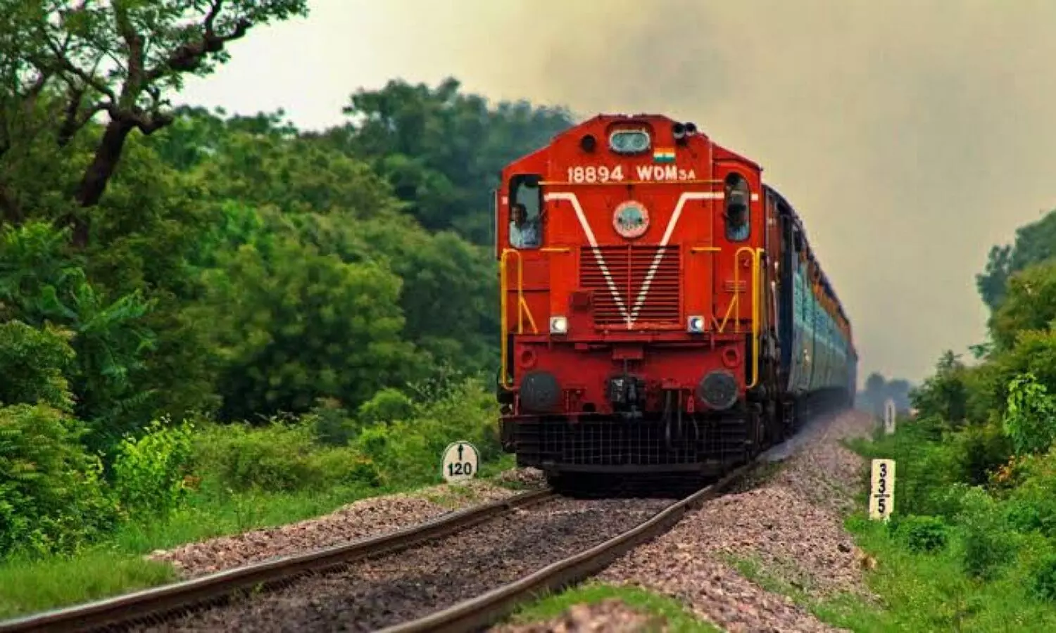 यात्रीगण सावधान: कोहरे का सितम के चलते रेलवे ने की 60 ट्रेनें रद्द, बढ़ेगी मुश्किलें