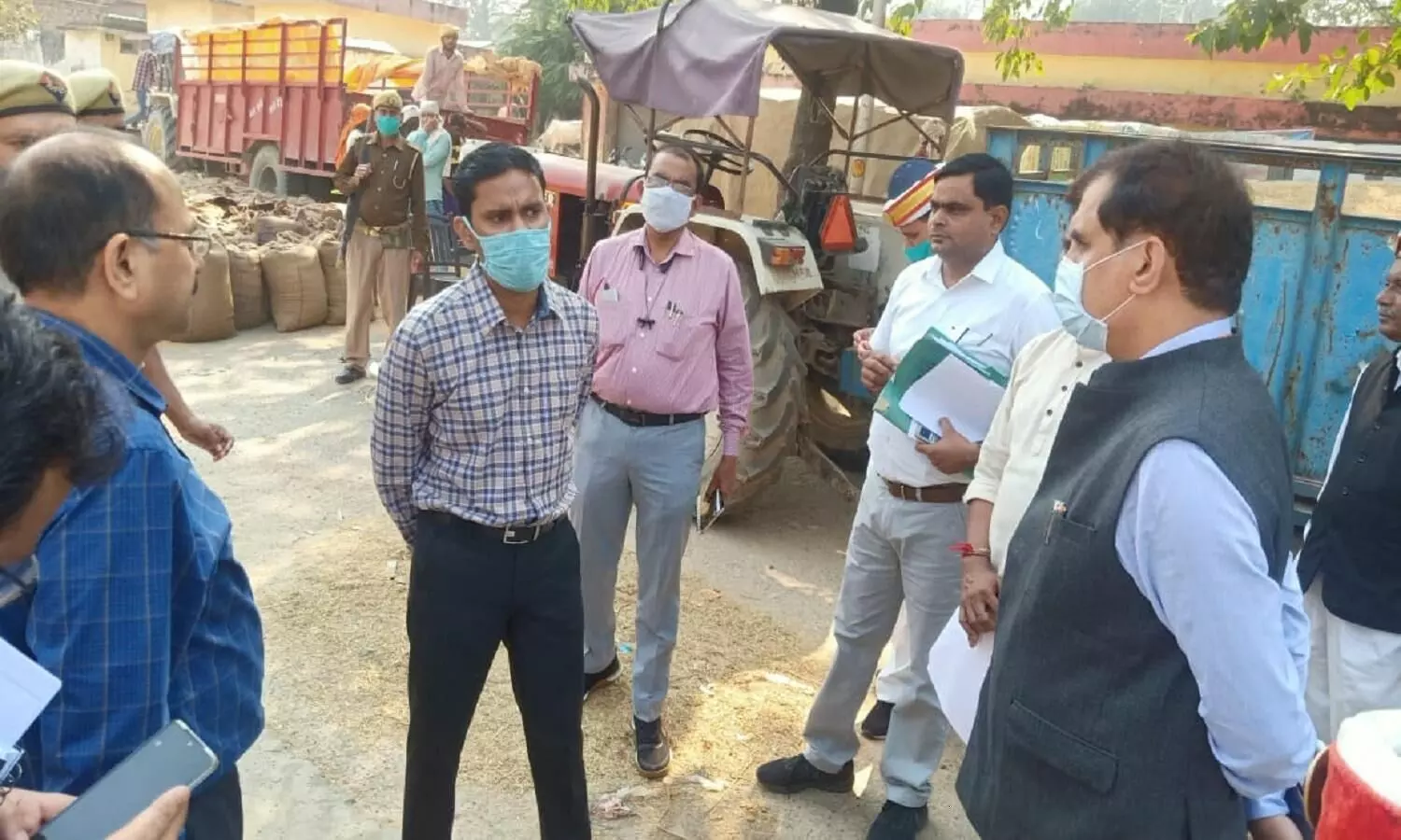 Lakhimpur Kheri News: धान की जमीनी हकीकत जानने मंडी पहुंचे डीएम, किसानों से की बातचीत