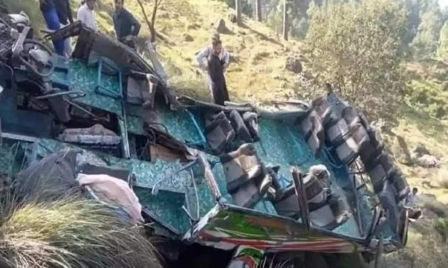 Pakistan Mein Accident: पाकिस्तान में भीषण हादसा, 500 मीटर गहरी खाई में गिरी बस, 23 की मौत, कई घायल