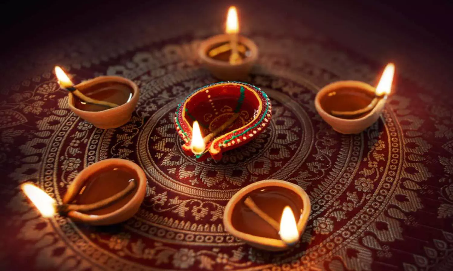 UP Me Diwali: होली, ईद, दिवाली, या राखी वैसाखी में, मैं साधारण कोई वस्तु नहीं, मैं प्यार बांटती हूँ, मैं खाकी हूँ