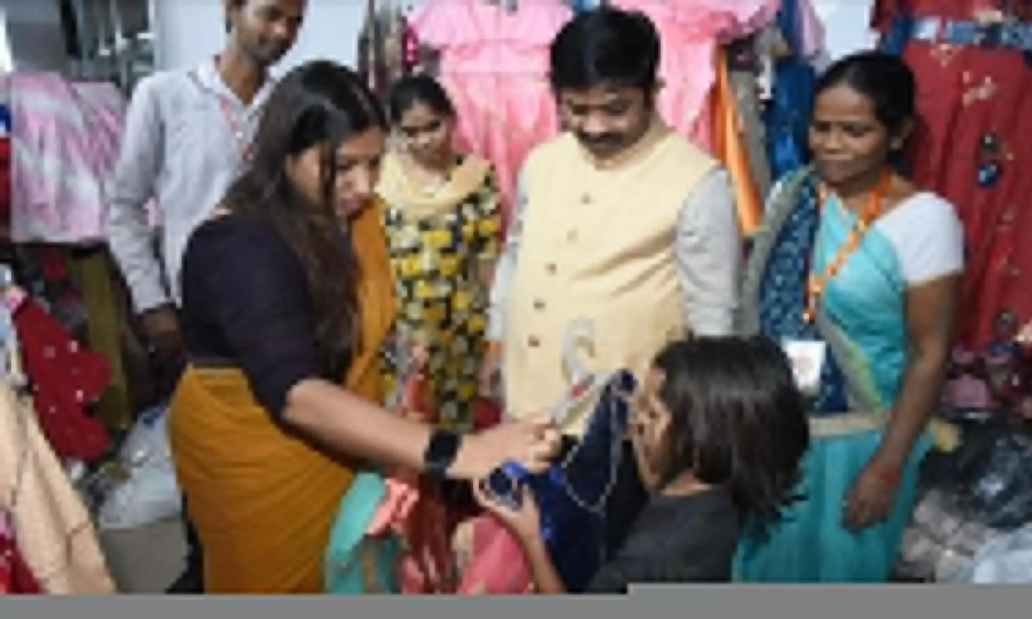 Prayagraj: Minister Nandi got poor and orphaned children shopping for Diwali