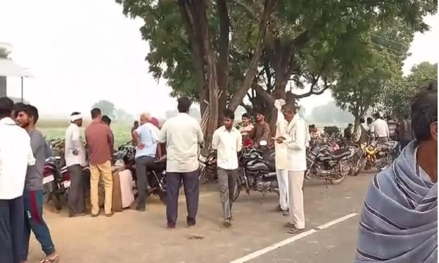 डीएपी न मिलने से परेशान ग्रामीणों ने किया रोड जाम