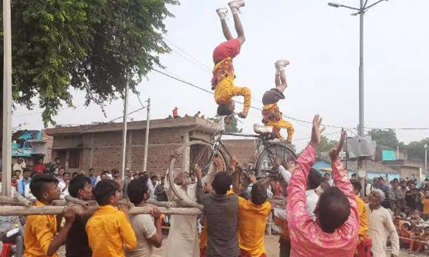 Hamirpur News: ग्वालों को कृष्ण की सिखाई आत्म रक्षा कला का बेजोड़ नमूना दिवारी नृत्य, प्रतियोगिता में प्रतिभागियों ने दिखाए हुनर