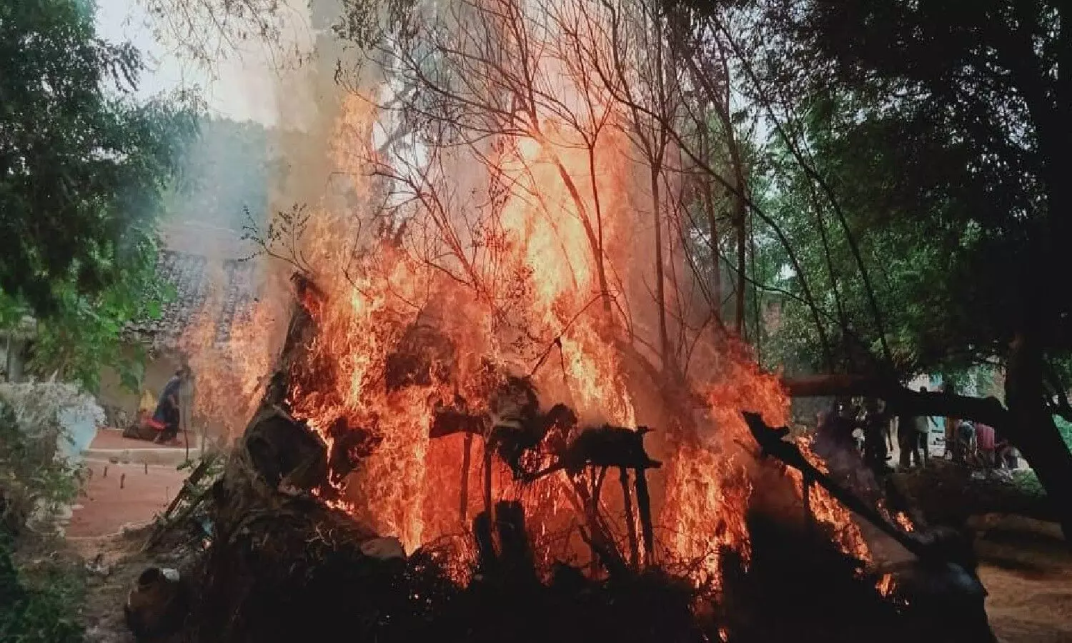 फतेहपुर अग्निकांडः चूल्हे की चिंगरी से कच्चे मकान में लगी भीषण आग, सारा सामान जलकर राख