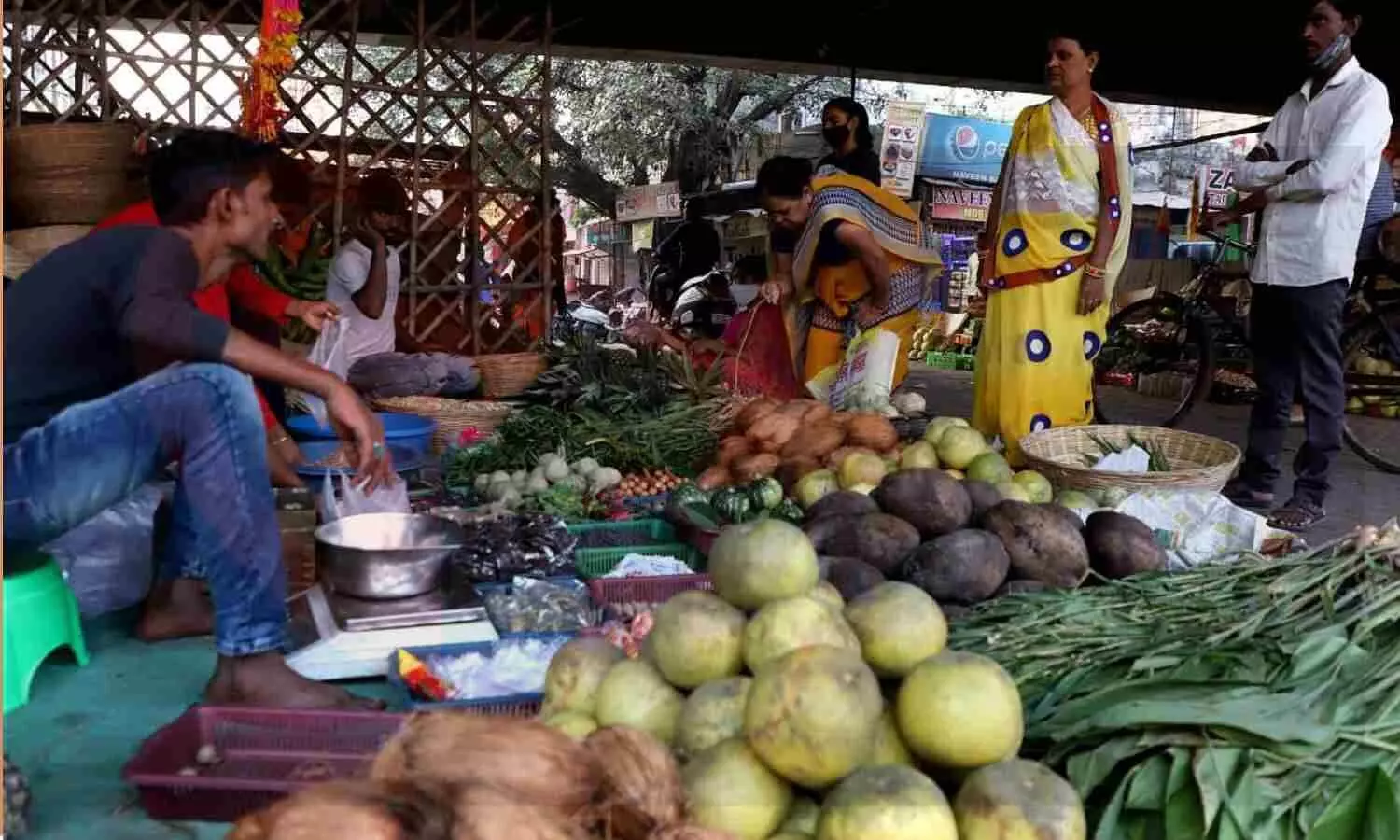 Lucknow Main Chhath Puja: नहाय खाय के साथ आज से शुरू हुआ छठ पर्व, लखनऊ के बाजारों में सामग्री खरीदते नजर आई महिलाएं