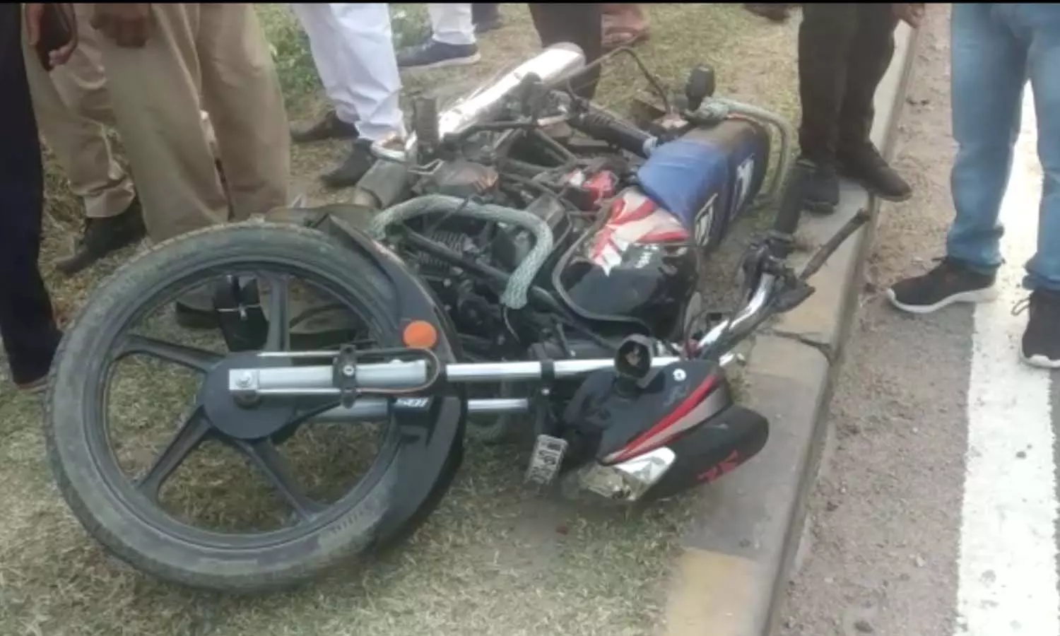 Jalaun: Car collided with bike on Kanpur-Jhansi Highway-27