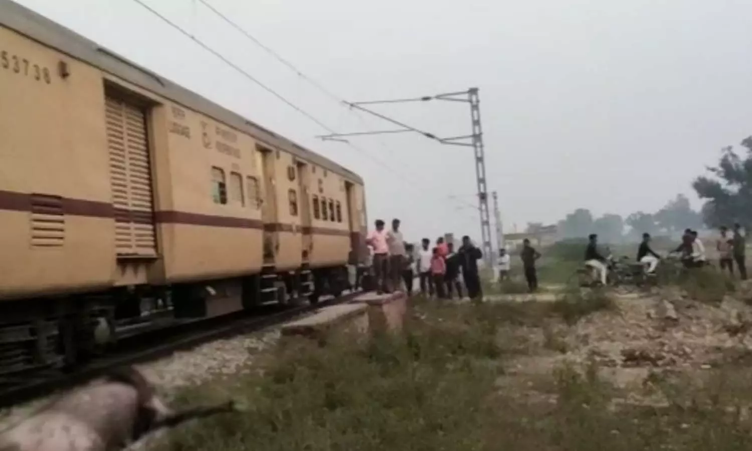 Raebareli News: ऊंचाहार एक्सप्रेस ट्रैक पार करते समय ट्रेन से टकराई भैंस, ट्रेन का इंजन हुआ फेल, घंटों बाधित रहा ट्रैक