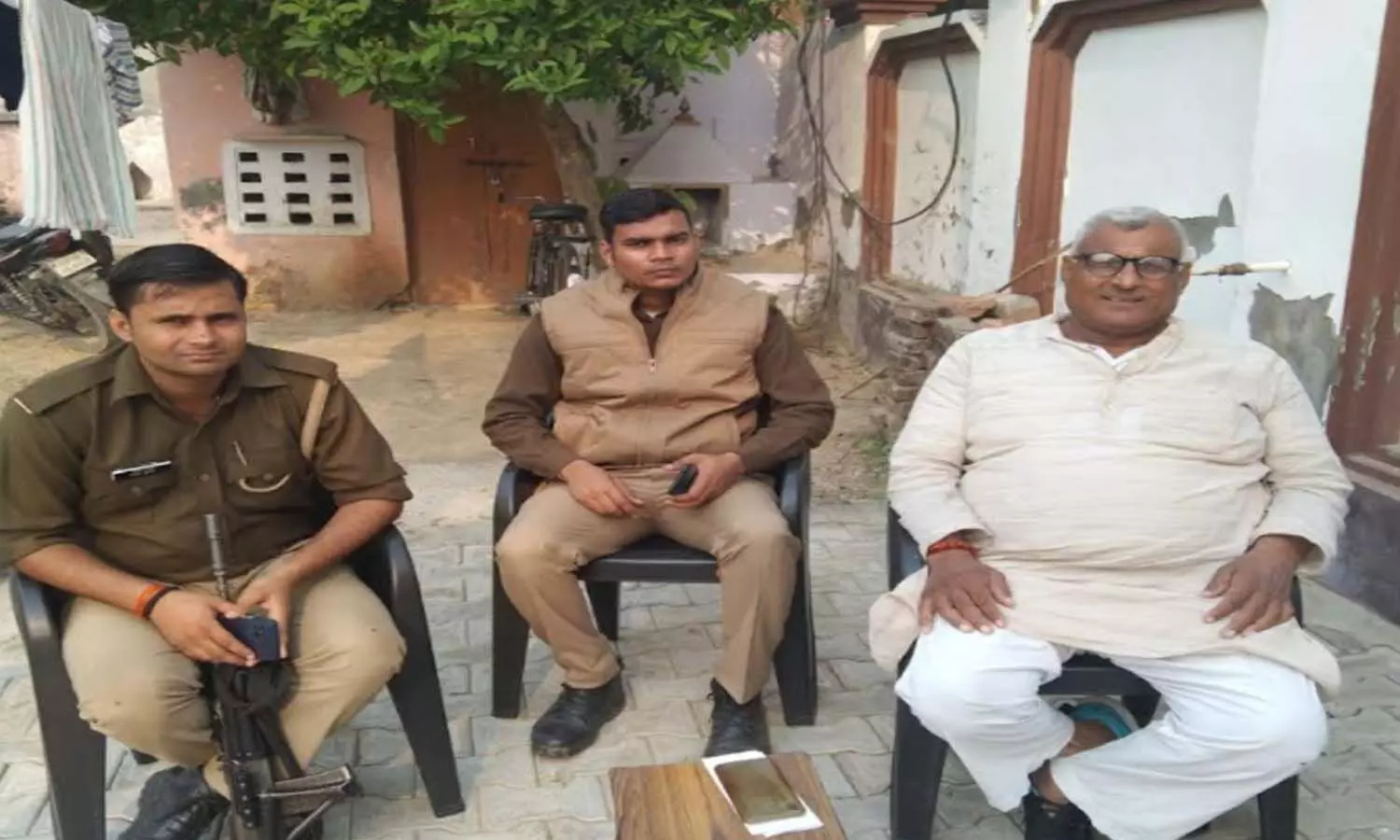 Meerut News: मुख्यमंत्री योगी के हाथों सम्मानित हो चुके श्रमिक यूनियन नेता, अब पुलिस ने घर पर नजरबंद कर दिया