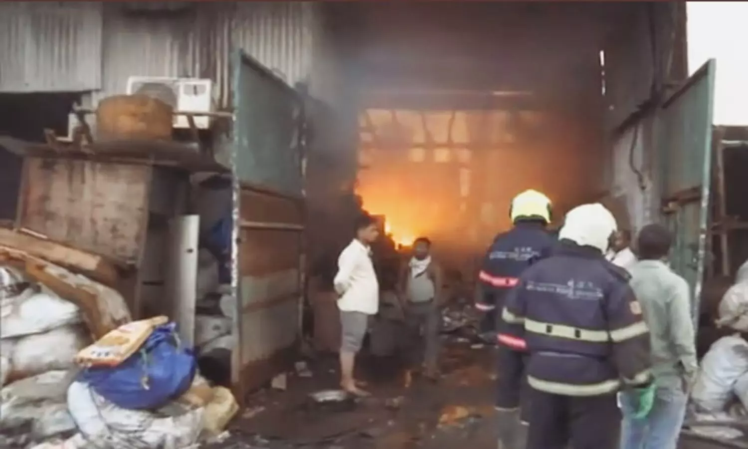 Mumbai: न्यू मंडाला इलाके के कबाड़ बाजार के गोदामों में लगी भीषण आग, आग बुझाने में जुटी फायर ब्रिगेड की 12 गाड़ियां