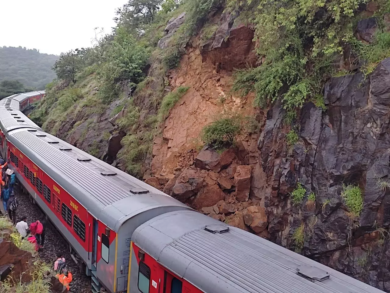 कर्नाटक: बड़ा हादसा टला, पहाड़ से गिरते पत्थरों की चपेट में आया कन्नूर-बेंगलुरु एक्सप्रेस, ट्रेन में सवार थे 2,348 यात्री