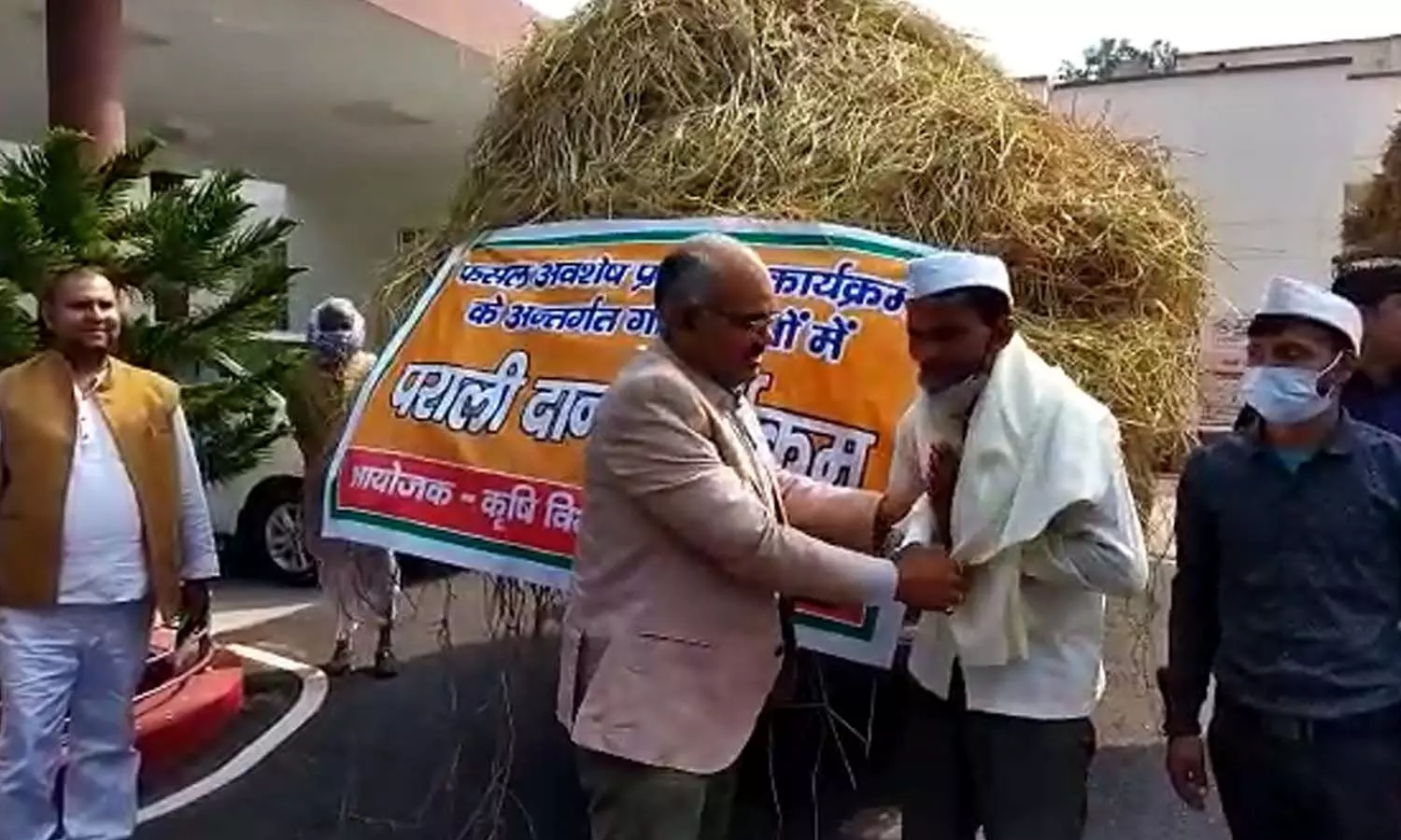 Kanpur Dehat News:Farmers honored in Kanpur countryside: Donated to cowsheds instead of burning, donated crop residues