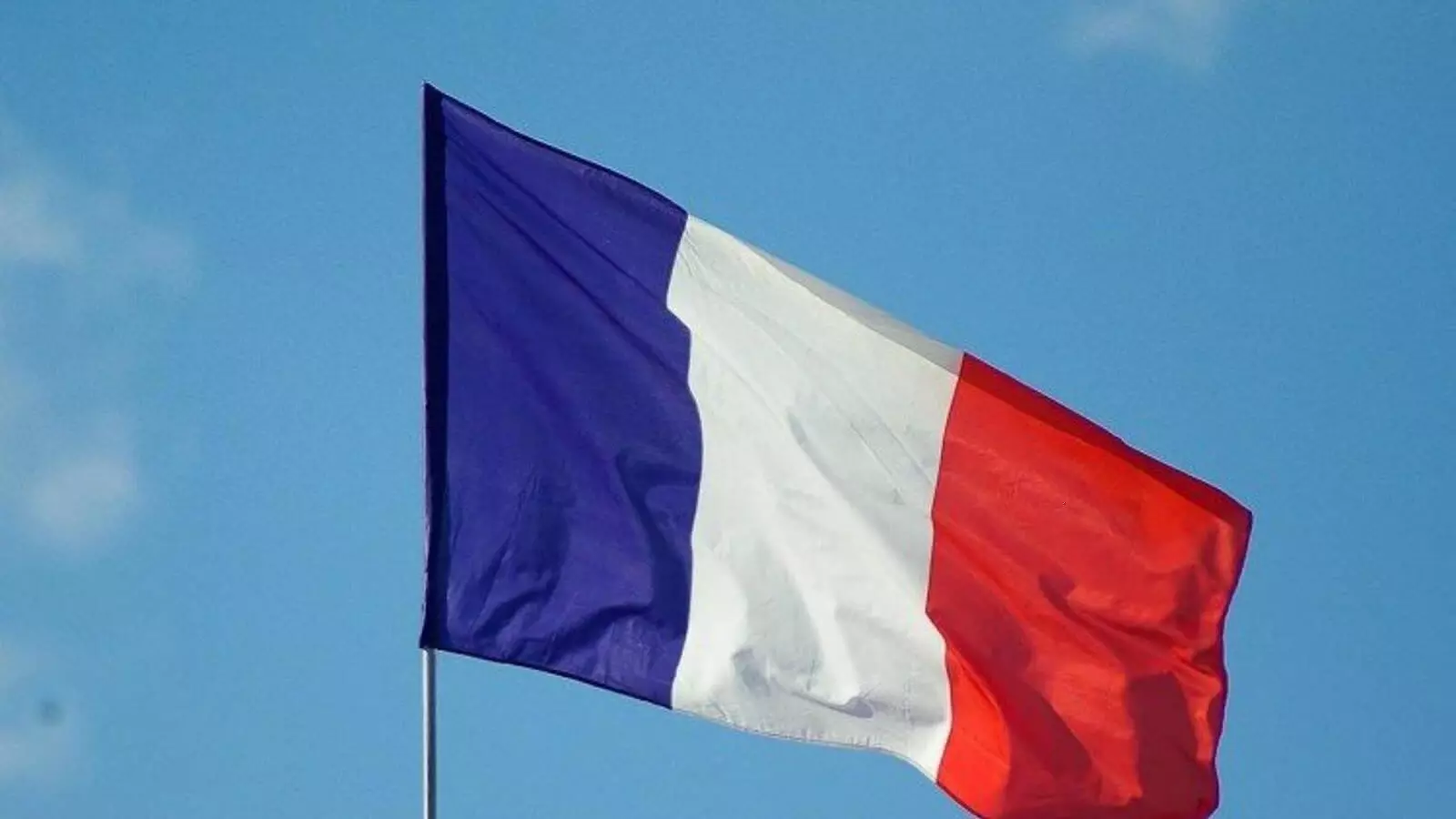 फ्रांस के राष्ट्रीय झंडे में हुए बदलाव से सभी लोग हैरान, राष्ट्रपति मैक्रों की हो रही आलोचना