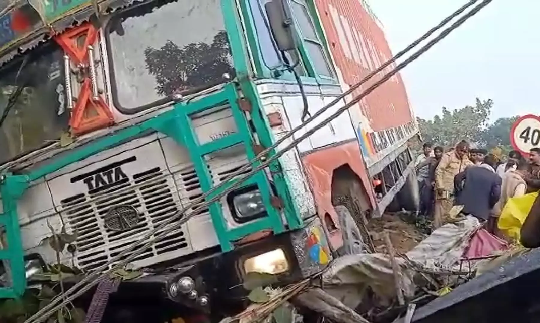 Shravasti News: बेकाबू ट्रक ने सड़क के किनारे चाय पी रहे तीन को रौंदा, मौके पर मौत