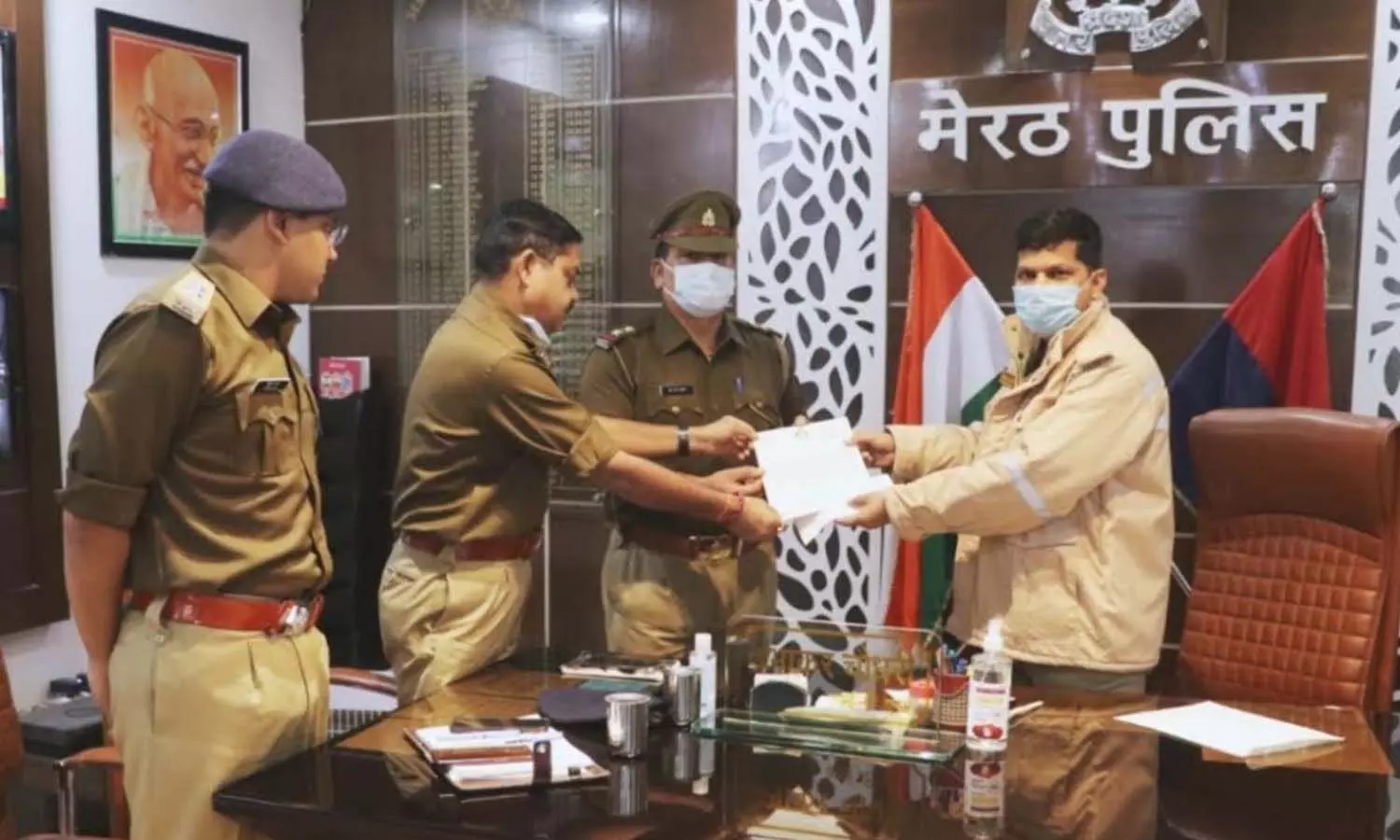 Meerut: SSP honored the inspector who caught the miscreants running away after robbing the Saraf