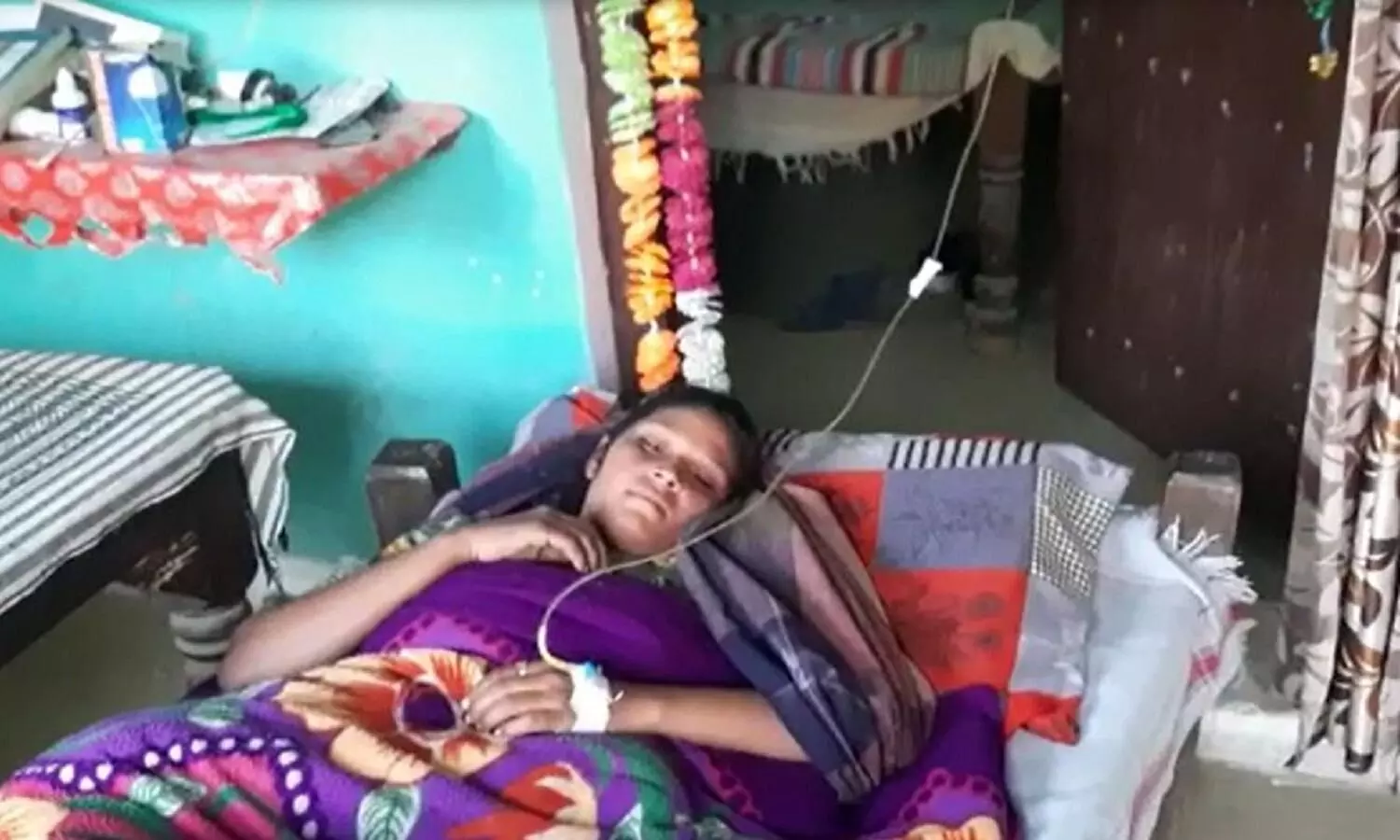 गांव में घर-घर बुखार से पीड़ित मरीजों की प्लेट लगी हुई