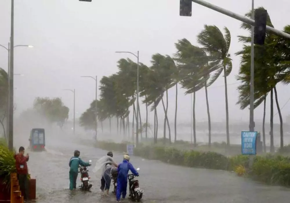 Aaj Ka Mausam: इन राज्यों में दिखेगा मौसम का उग्र रूप, कच्चे मकान-झोपड़ी को नुकसान का अनुमान