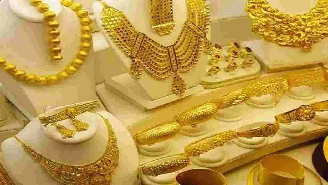 Sona-Chandi Ka Bhav: सोना खरीदने की सोच रहे तो न करें देरी, फिर हुआ सस्ता, जानें अपने शहर का भाव