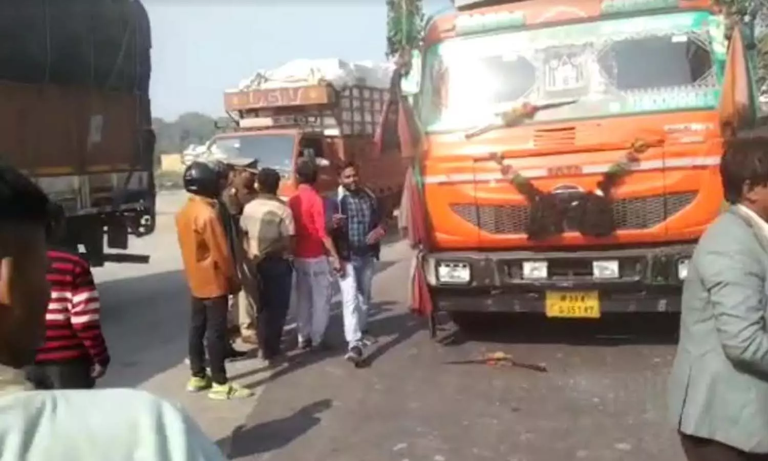 Fatehpur Bike accident News: Truck tramples bike rider brother sister, sister dies, brother serious