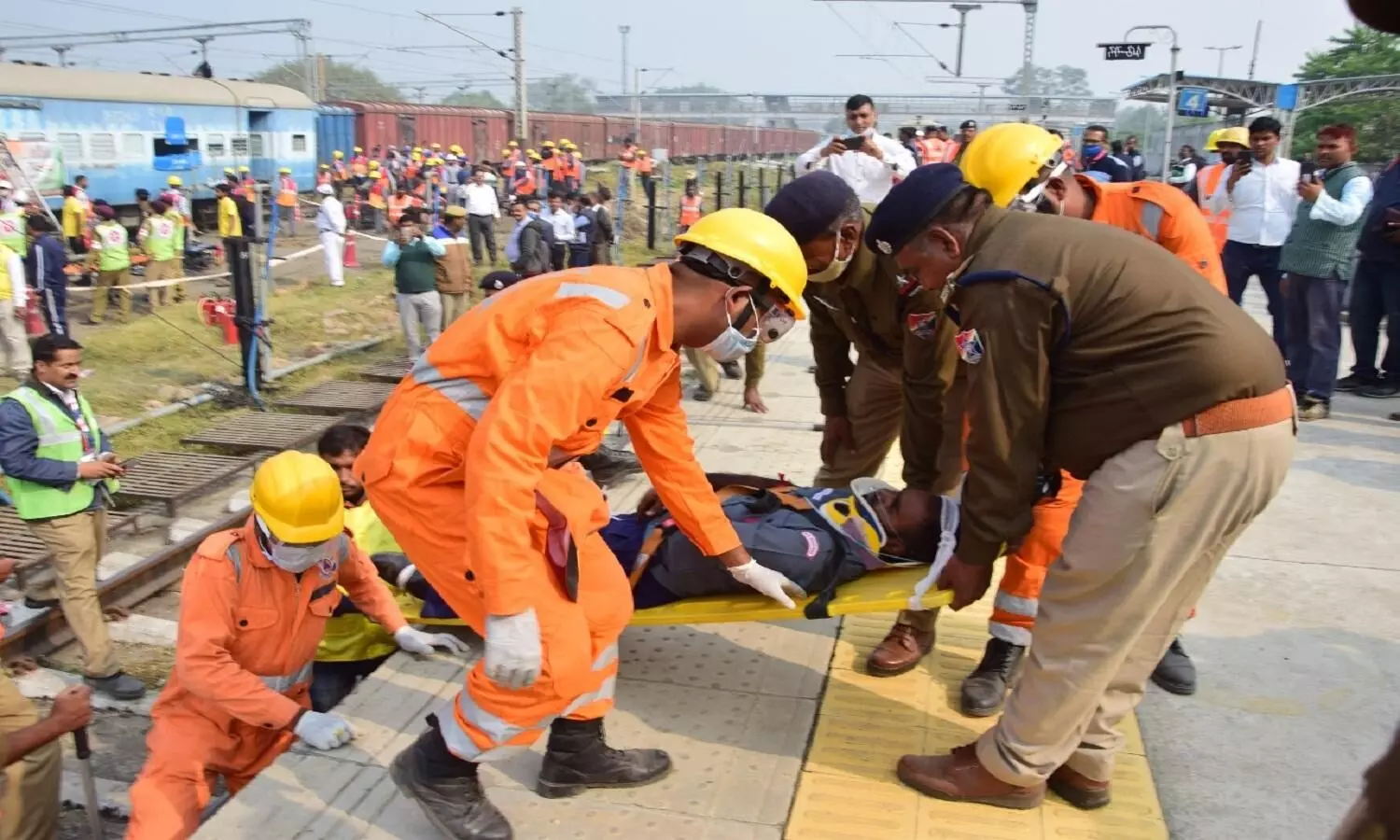 ट्रेन दुर्घटना के दौरान यात्रियों बचाव प्रक्रिया का किया मॉक ड्रिल