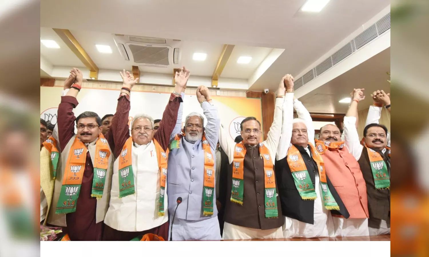 UP Election 2022: सपा को बड़ा झटका, पूर्व मंत्रियों और विधायकों समेत कई नेता BJP में हुए शामिल