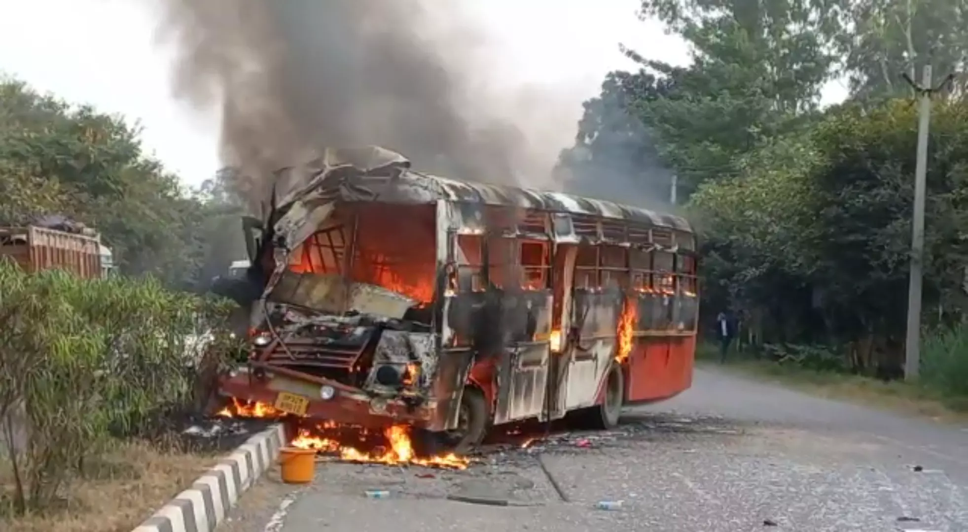 Raebareli News: आग का गोला बनी बस, सौ यात्री सवार थे, बच गए सभी छह हुए घायल