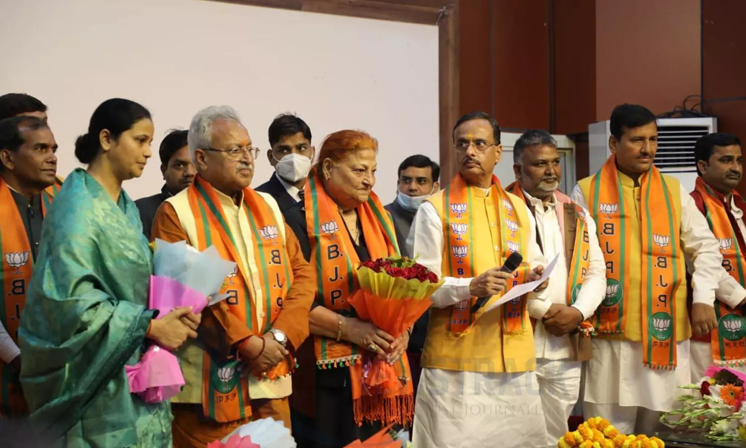Photos: सपा-बसपा के नेताओं ने ग्रहण की बीजेपी की सदस्यता, उपमुख्यमंत्री भी रहे मौजूद