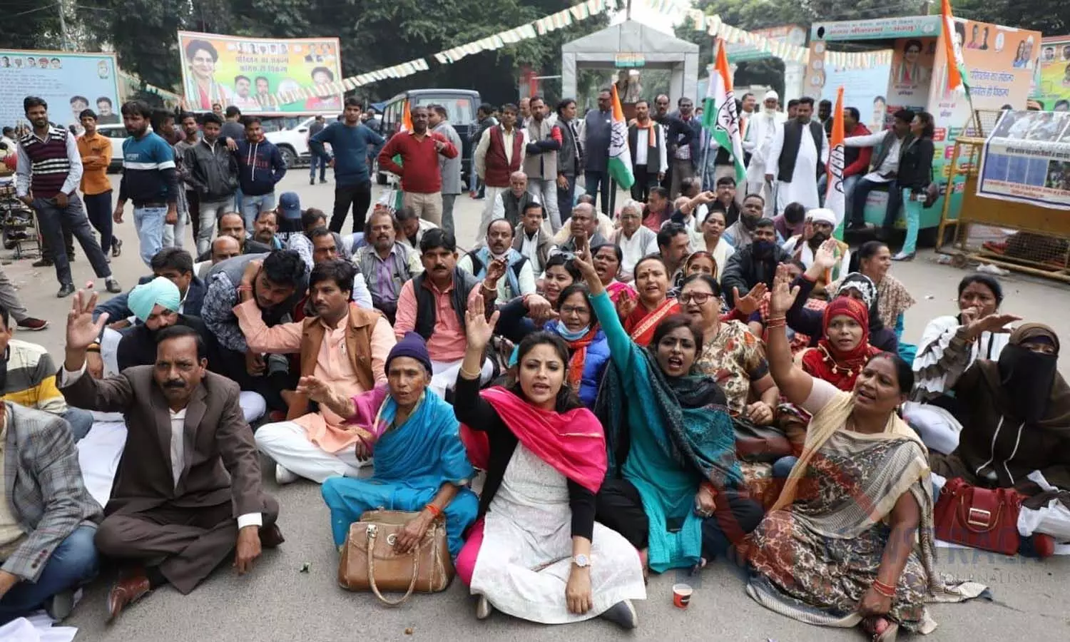 Lucknow News: Congress workers sitting on dharna demanding the dismissal of Minister of State for Home Ajay Mishra Teni