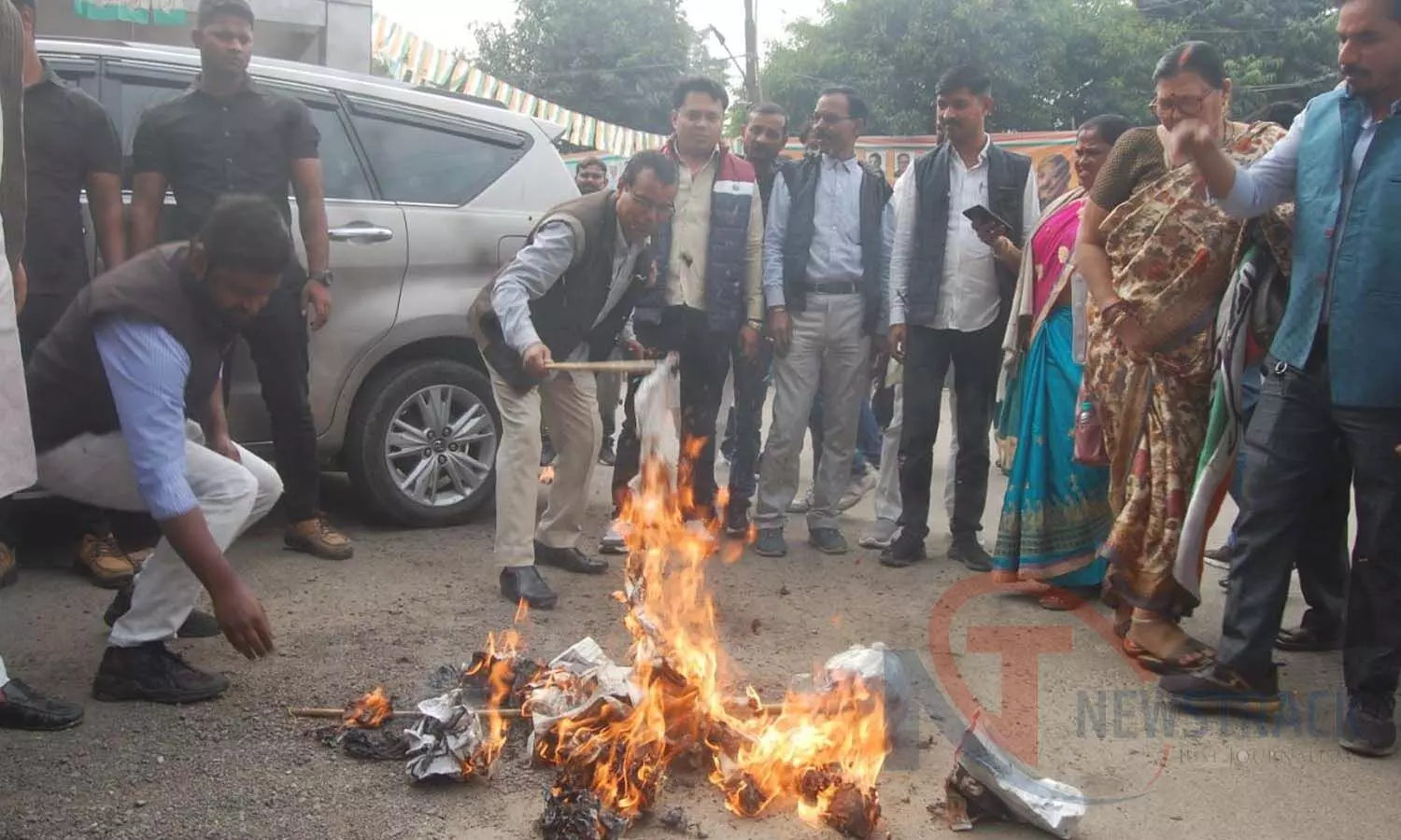 Congress workers burnt the effigy of Minister of State for Home Ajay Mishra Teni