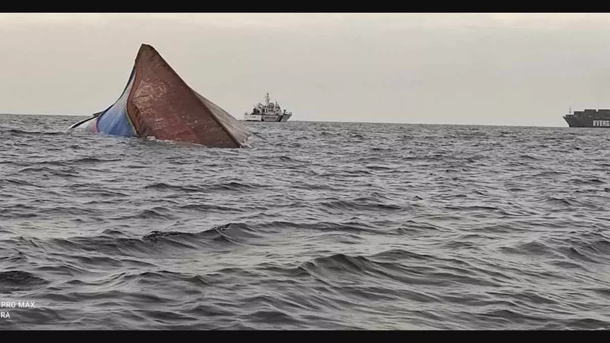 गुजरात में भारी बारिश का कहर, समुद्र में डूबीं 10 से 12 नाव, 10 से अधिक मछुआरे गायब