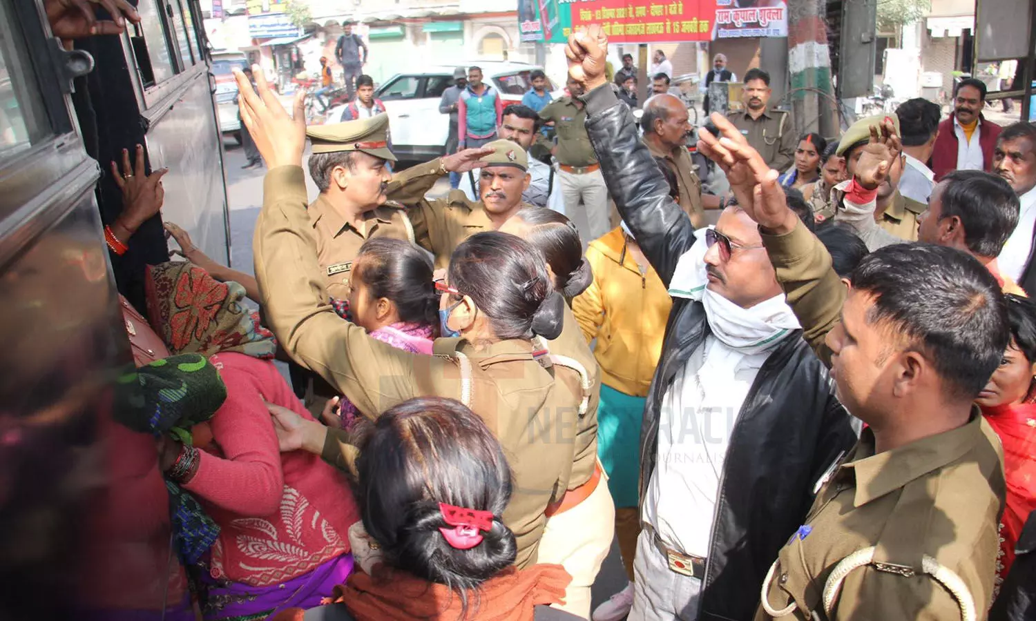 Lucknow: बीजेपी कार्यालय के सामने स्वच्छ भारत मिशन कार्यकर्ताओं का विरोध प्रदर्शन, पुलिस ने लिया हिरासत में