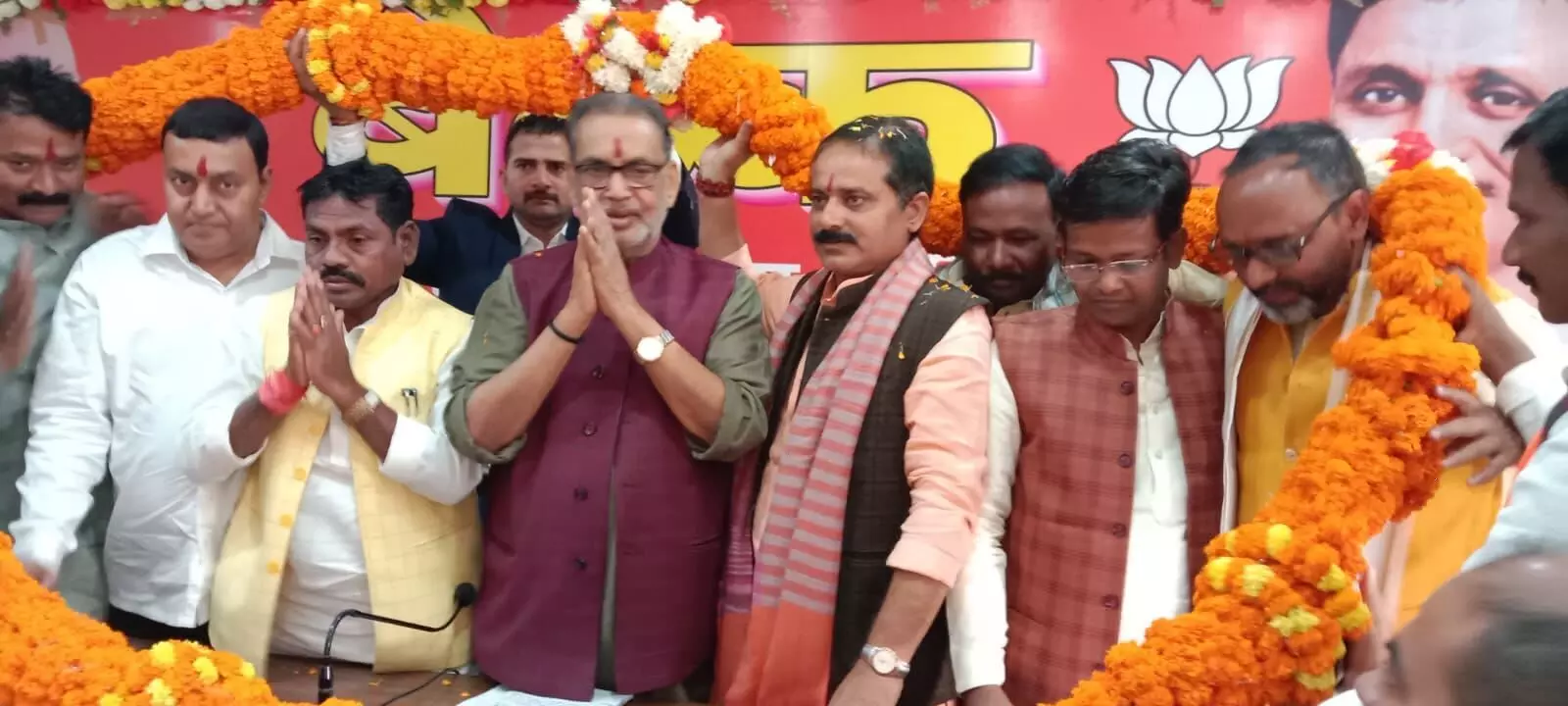 Sonbhadra news in hindi Uttar Pradesh in charge Radha Mohan Singh reached BJP district office of Sonbhadra