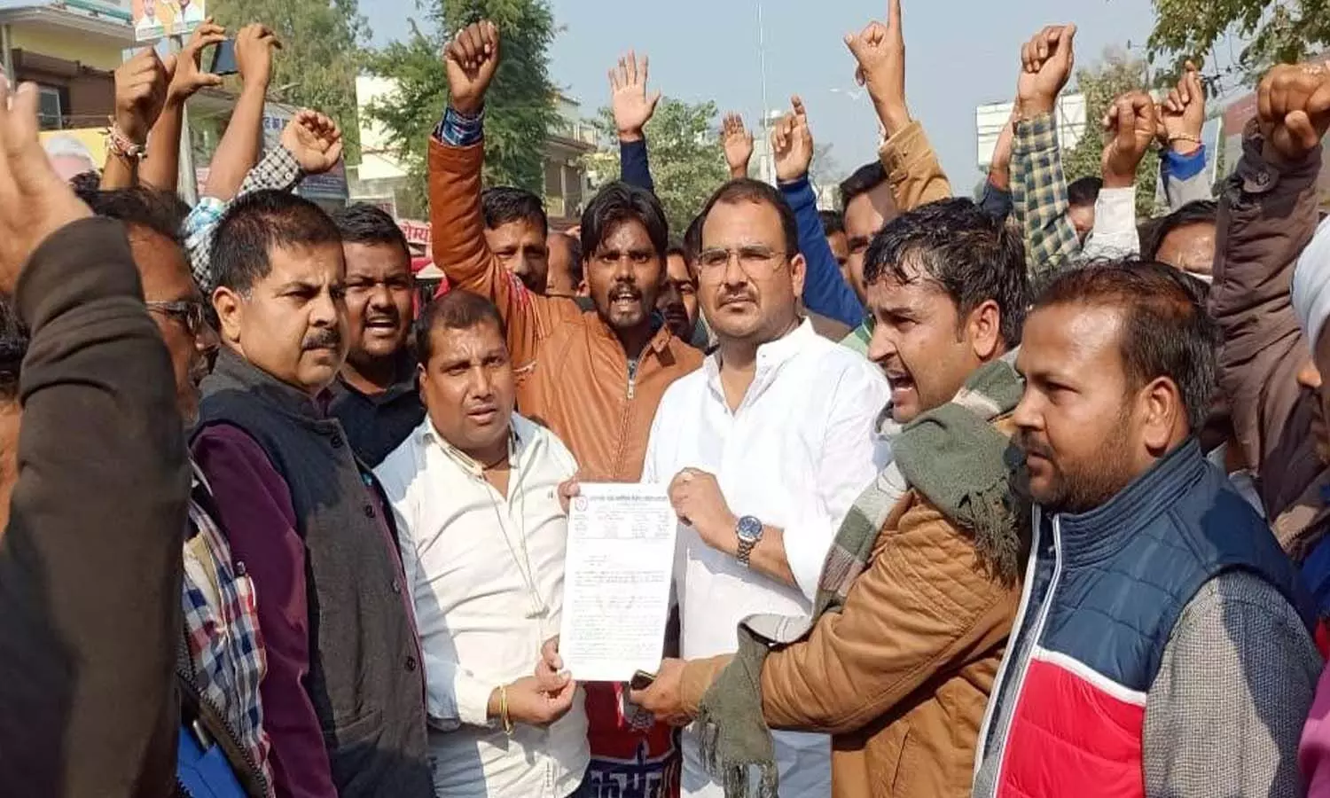 Gonda News: The agitated employees no longer trust the government, have faith in them, have reached home