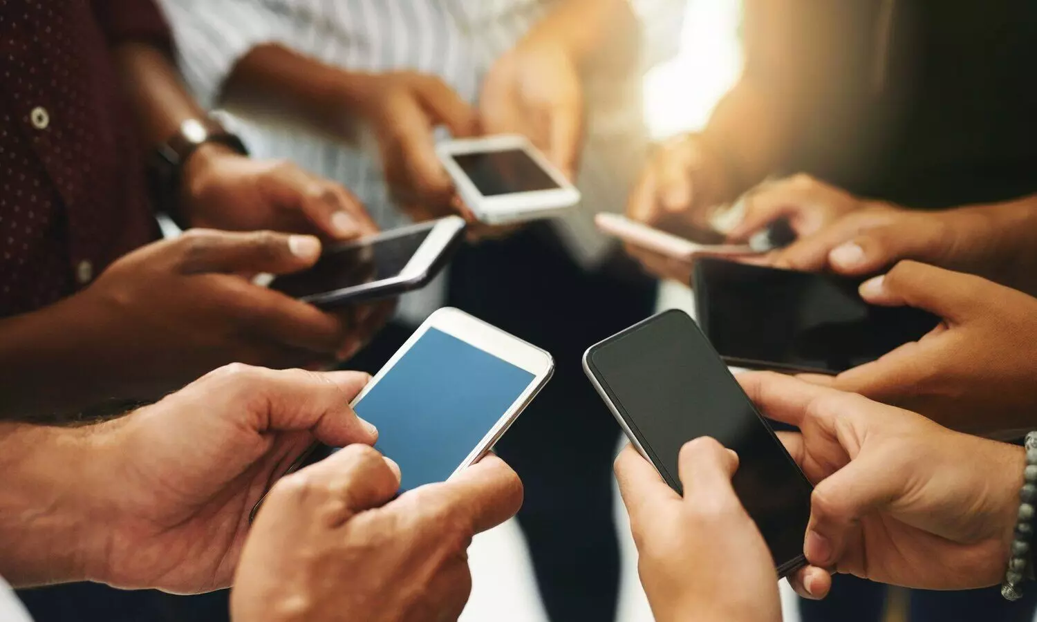 Mobile Phone Addiction: एक क्षण भी मोबाइल से दूर नहीं होना चाहते अमेरिकी लोग