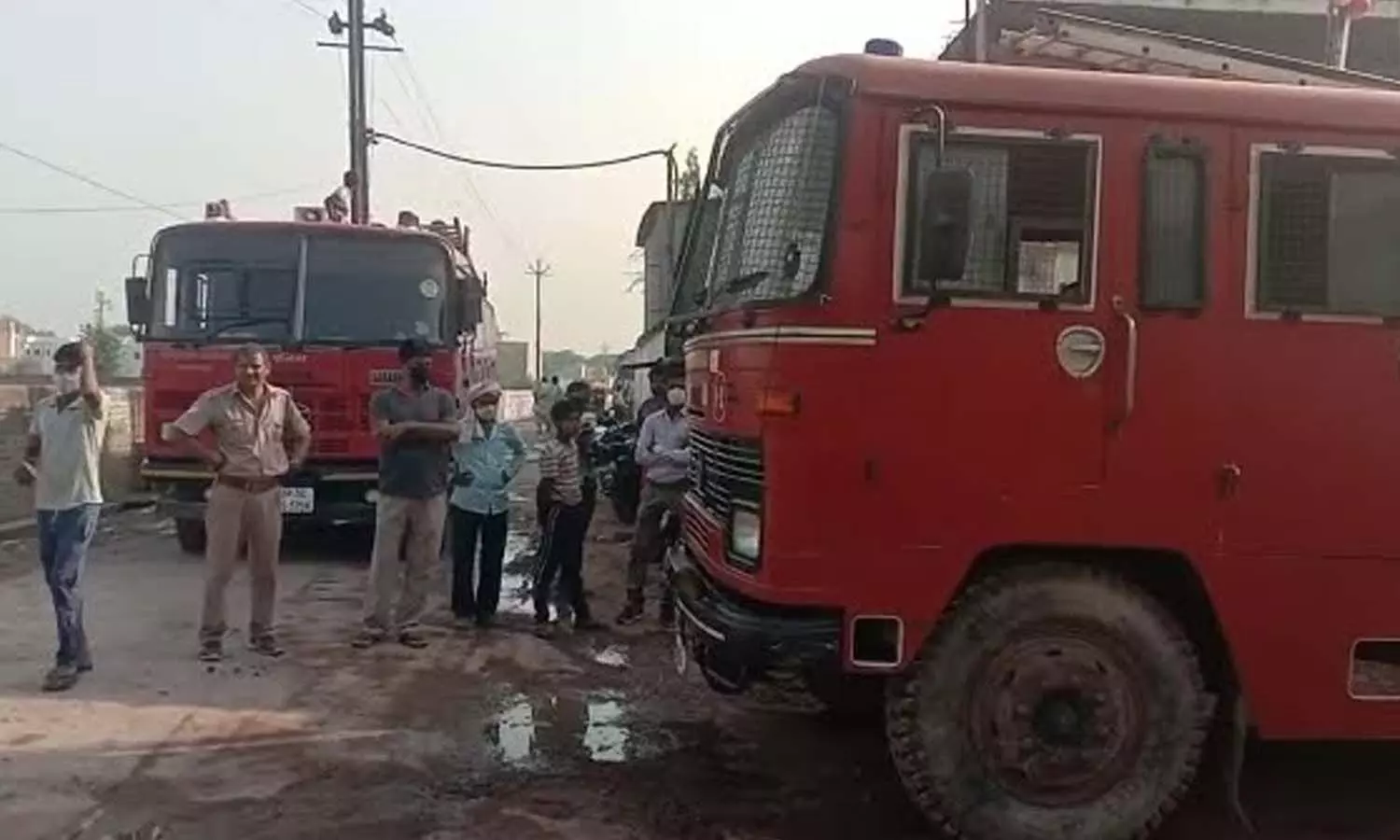 Lucknow: Fire in Rajshree Almira factory, fire brigade team