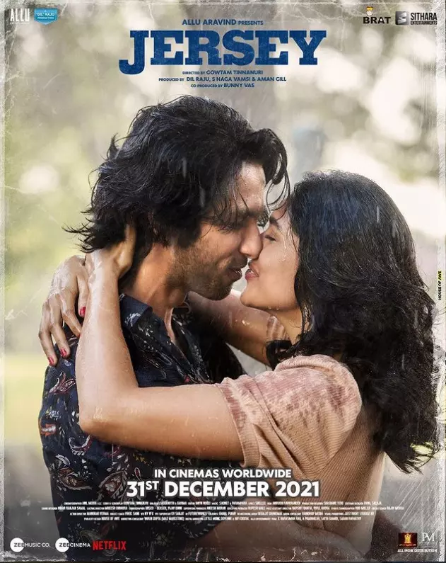 शाहिद कपूर की फिल्म जर्सी का नया पोस्टर रिलीज, दिखा शाहिद और मृणाल ठाकुर का रोमांटिक अंदाज
