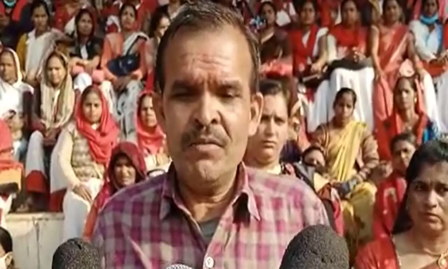 Lakhimpur Kheri News: आशा बहुओं का लखीमपुर खीरी के विलोबी मैदान में प्रदर्शन, कहा- मांगें पूरी नहीं हुई तो करेंगे आमरण अनशन