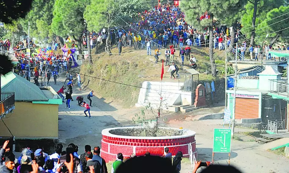 हिमाचल का एक ऐसा मेला, जिसमें लोग मारते हैं एक-दूसरे को पत्थर, विस्तार से पढ़ें