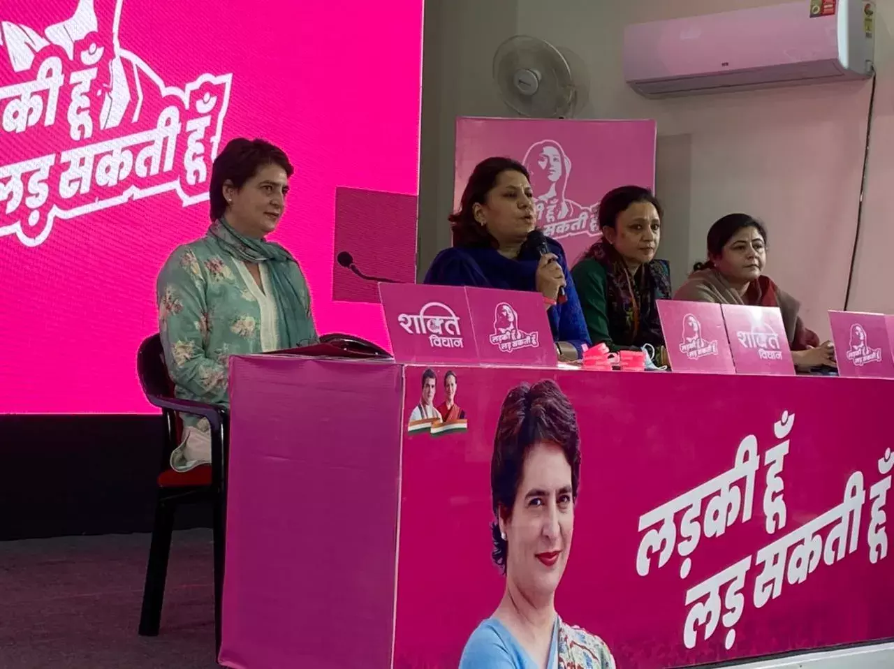 Priyanka Gandhi live news Update | priyanka gandhi। press conference।  today।lucknow। live updates।releases। woman manifesto। live updates। | Priyanka  Gandhi News: कांग्रेस का महिला घोषणा पत्र जारी, प्रियंका ...