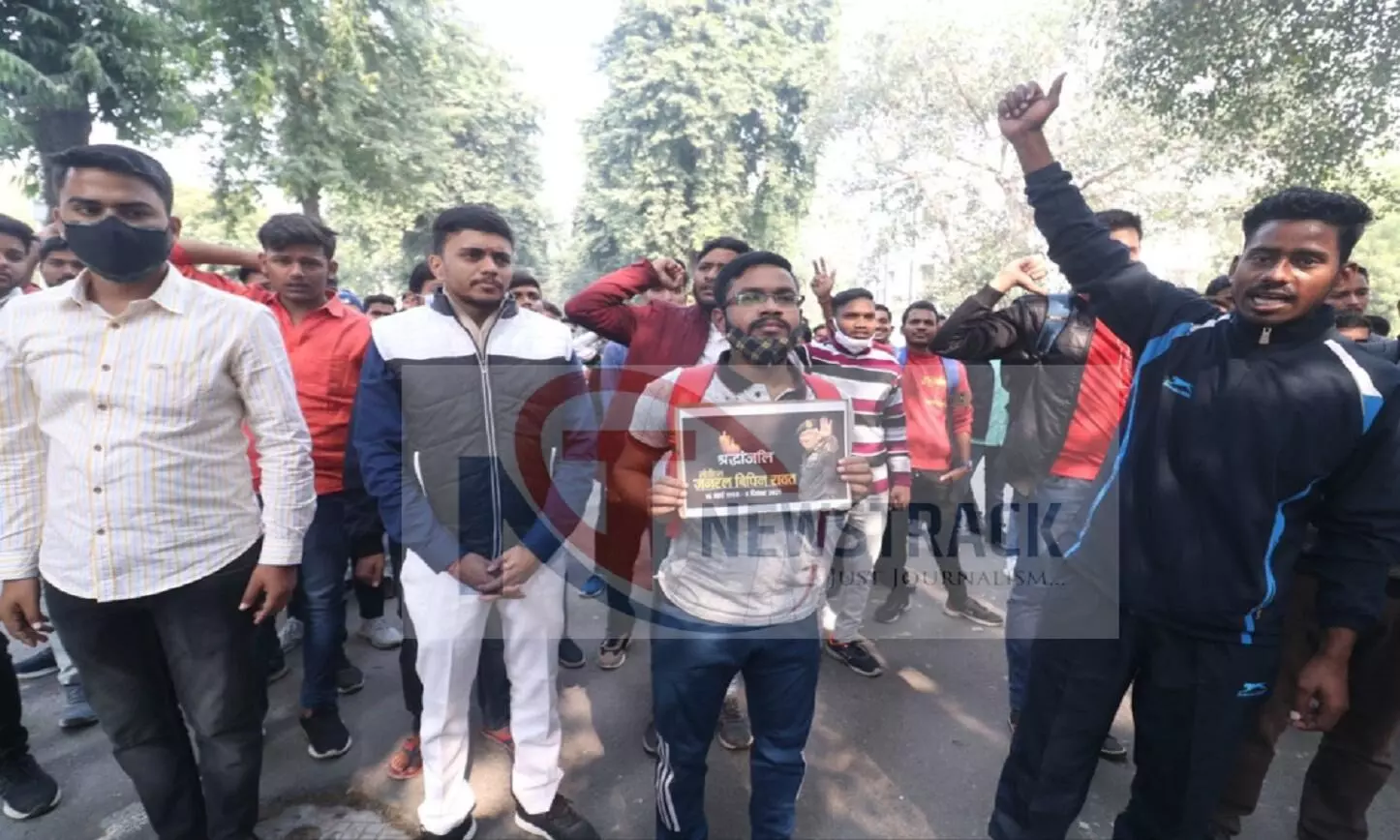 लखनऊ विश्वविद्यालय हॉस्टल के छात्रों ने बिपिन रावत और अन्य सैन्य कर्मियों की शहादत पर निकाली रैली