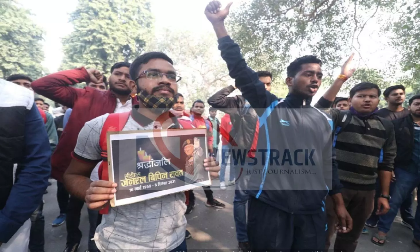 लखनऊ विश्वविद्यालय हॉस्टल के छात्रों ने निकाली शोक रैली