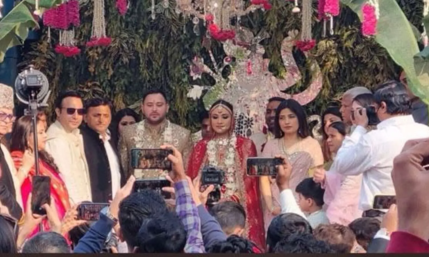 Tejashwi Yadav Wedding: लालू के बेटे को मिली दुल्हनिया, सामने आई तस्वीरें, अखिलेश-डिंपल भी पहुंचे आशीर्वाद देने