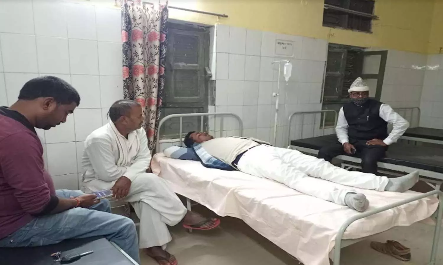 Sonbhadra News: टूटी बंधी की मरम्मत के लिए भूख हड़ताल पर बैठे प्रधान की बिगड़ी हालत, अचेतावस्था में लाया गया अस्पताल