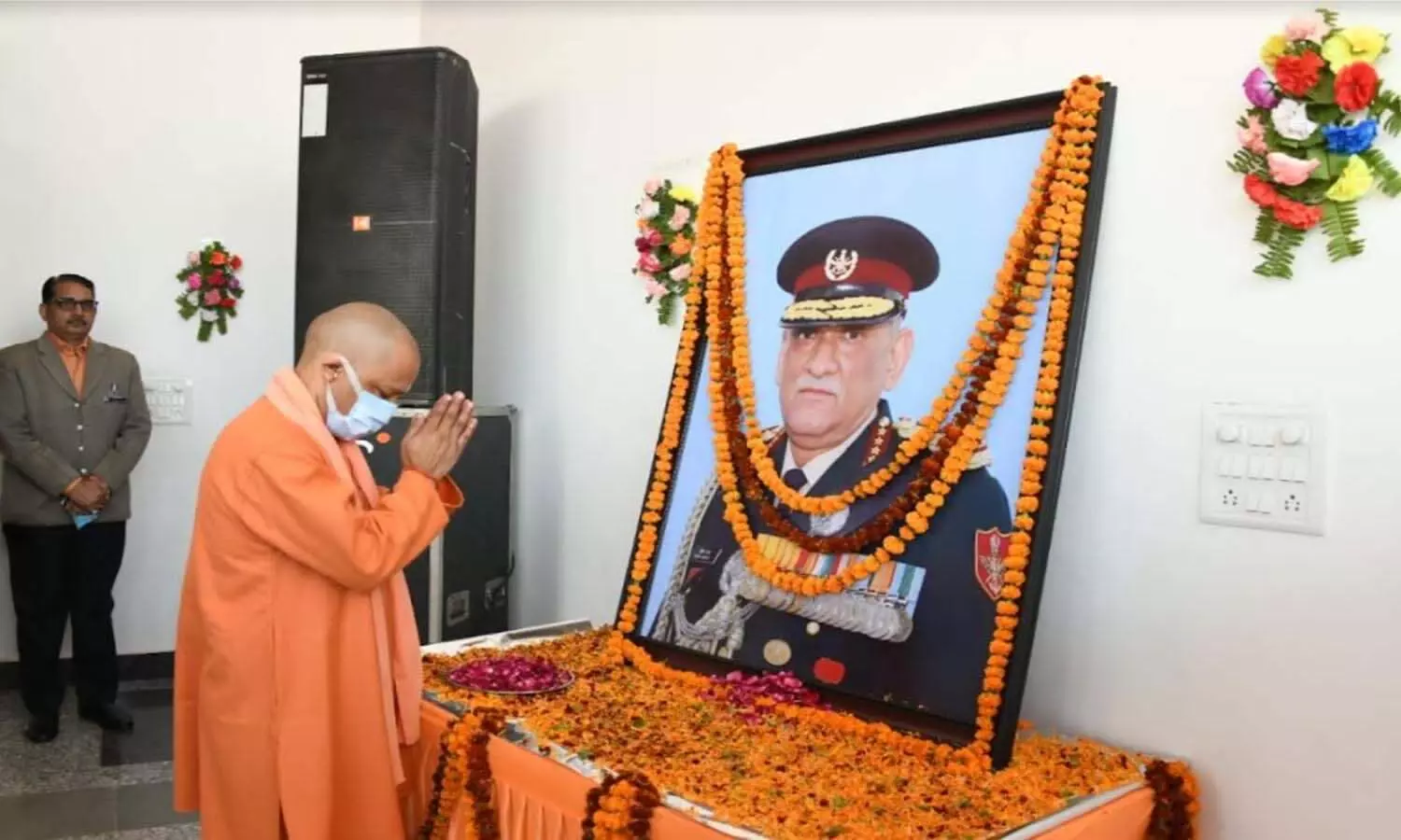 CDS Vipin Rawat: CM योगी ने सीडीएस विपिन रावत को दी श्रद्धांजलि, बोले - संपूर्ण समर्पित भाव के सैनिक के उत्कृष्टतम उदाहरण थे जनरल