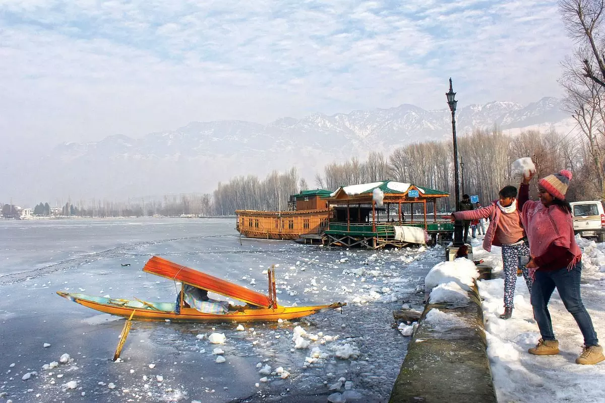 Aaj Ka Mausam: कश्मीर और हिमाचल के कई हिस्सों में पारा शून्य से नीचे जाएगा, UP सहित मैदानी राज्यों में हवा का मिलाजुला रुख